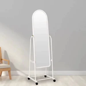 Grand miroir décoratif avec les roues au sol